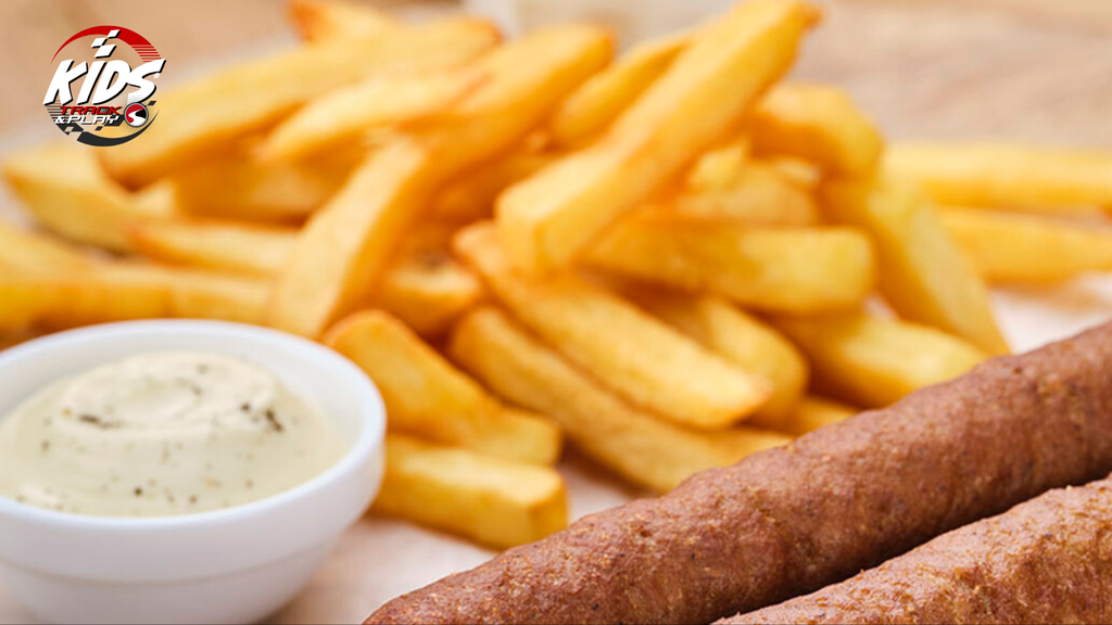 Frietjes met frikandel en een drankje