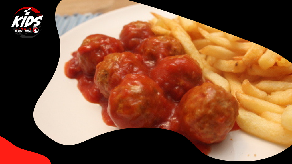 Balletjes in tomatensaus met frietjes en een drankje